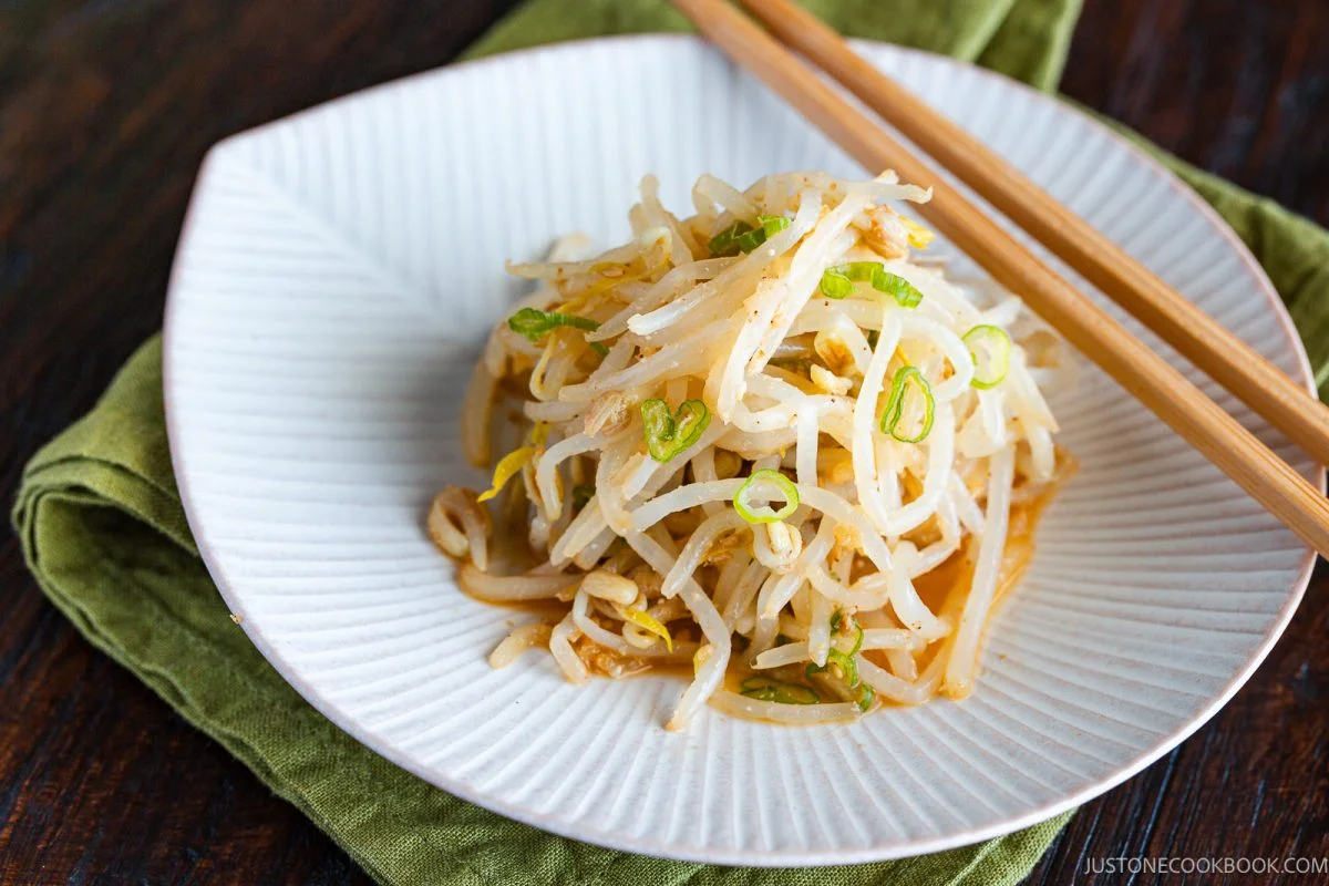 Quick and Flavorful Bean Sprout Salad: A Must-Try for Busy Weeknights